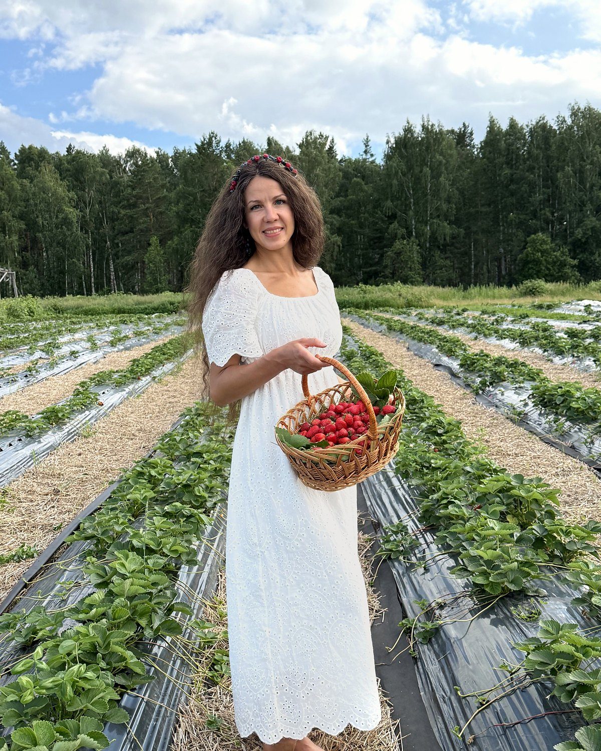 Девушка с корзиной клубники на ферме Ягодный рай